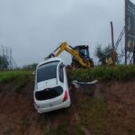 Auto cae en zanjón de la autopista Rosario-Córdoba en Funes: Colaboración municipal salva la situación