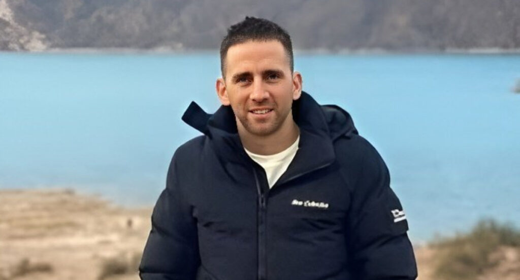 Venezuela afirmó que el gendarme argentino detenido en su país fue procesado por "planes terroristas" El gobierno de Nicolás Maduro confirmó este miércoles que el gendarme argentino Nahuel Agustín Gallo, detenido el pasado 8 de diciembre, está siendo procesado por presuntos "planes terroristas". Según el canciller venezolano Yván Gil, el caso también involucra directamente al presidente argentino Javier Milei y a la ministra de Seguridad Patricia Bullrich, a quienes acusó de estar detrás de un supuesto complot contra Venezuela. Las acusaciones del régimen de Maduro En un comunicado difundido a través de Telegram, Gil aseguró que "Milei y Bullrich han cometido un grave error" y afirmó que existen "innumerables pruebas físicas" que vinculan a ambos funcionarios en "un plan terrorista" que intentó introducir "elementos violentos" en territorio venezolano. "El detenido argentino se quiso infiltrar en Venezuela y está siendo procesado con pleno respeto al Estado de derecho y la justicia venezolana", agregó Gil, quien instó al gobierno argentino a "asumir las consecuencias de su conducta que avergüenza al noble pueblo argentino". Pese a la gravedad de las acusaciones, el canciller no brindó detalles específicos sobre las pruebas que implicarían a Milei y Bullrich ni sobre las supuestas actividades terroristas en las que estaría involucrado el gendarme. Reacción de Bullrich: "Maduro está tomando rehenes" La ministra de Seguridad, Patricia Bullrich, rechazó categóricamente las acusaciones y apuntó directamente contra Nicolás Maduro. En declaraciones a Radio Mitre, Bullrich calificó al presidente venezolano como un "dictador que toma rehenes extranjeros para asegurarse su impunidad". “Están acumulando prisioneros para protegerse después de haber robado un gobierno. Están capturando turistas y personas normales, usándolos como rehenes del régimen”, expresó la funcionaria, haciendo referencia a la próxima asunción de Maduro, prevista para el 10 de enero. Bullrich también prometió que el gobierno argentino hará todo lo necesario para traer a Nahuel Gallo de regreso: "Vamos a repatriarlo como sea. Es un prisionero de guerra de un régimen autoritario", sentenció. El gendarme detenido y el reclamo argentino Nahuel Agustín Gallo, miembro del escuadrón 27 de Gendarmería Nacional en Mendoza, fue detenido en el estado de Táchira (oeste de Venezuela) tras cruzar desde Colombia por el Puente Internacional Francisco de Paula Santander. Según su familia y el gobierno argentino, Gallo había viajado con fines personales, específicamente para visitar a su pareja y su hijo. El presidente Javier Milei también se refirió al caso y exigió la “inmediata liberación” del gendarme, a quien describió como un "prisionero político secuestrado por las fuerzas de seguridad a cargo del dictador criminal Nicolás Maduro". En un comunicado, Milei afirmó que Gallo fue detenido de manera arbitraria: “Su único delito fue visitar a su familia. Este acto demuestra, una vez más, la naturaleza violenta y dictatorial del régimen chavista”. La tensión diplomática El caso ha escalado la tensión entre los gobiernos de Argentina y Venezuela. Mientras desde Caracas sostienen las acusaciones de terrorismo, Buenos Aires calificó el arresto como "ilegal" y una violación de los derechos humanos. La Cancillería argentina está gestionando un canal de diálogo con las autoridades venezolanas para garantizar la liberación de Gallo, mientras que organismos internacionales han sido contactados para interceder en el caso. Este episodio ocurre en medio de un contexto político delicado en Venezuela, donde la oposición acusa al régimen de Maduro de fraude electoral, y la tensión internacional alrededor de su liderazgo no hace más que aumentar.