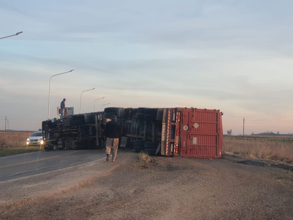 Vuelco de un camión en la S26 entre Casilda y Carcarañá: un lesionado y tránsito reducido
