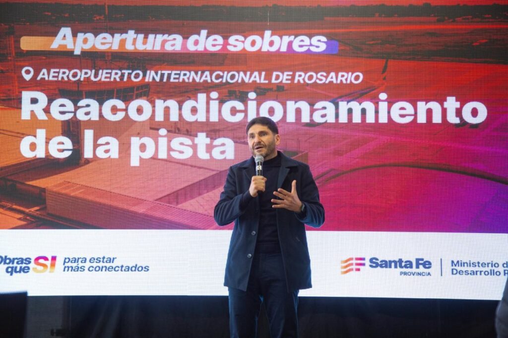 El gobernador encabezó la apertura de ofertas para la renovación integral de la pista del Aeropuerto Internacional Rosario. Se presentaron tres propuestas. Con una inversión de 34.800 millones de pesos, la Provincia financiará en su totalidad una obra estratégica que la Nación dejó sin ejecutar. El gobernador Maximiliano Pullaro presidió este lunes la apertura de ofertas económicas para la renovación integral de la pista del Aeropuerto Internacional Rosario Islas Malvinas. La intervención, que tiene un presupuesto 34.800 millones de pesos, será financiada en su totalidad por la Provincia. Al acto se presentaron tres empresas oferentes. “El Gobierno Nacional se borró y decidió no llevar adelante la obra. Nosotros nos preparamos financieramente para hacerlo porque Rosario y la región no pueden quedar relegados, y porque Santa Fe se prepara para ser potencia”, afirmó Pullaro, quien subrayó que la decisión provincial responde a la necesidad de contar con infraestructura moderna para el desarrollo productivo. “No estaba bien que el aeropuerto de Rosario, con lo que significa para la región y la potencialidad que tiene, estuviera en esas condiciones. Por eso decidimos hacerlo nosotros”, afirmó. Pullaro destacó además que la obra se enmarca en un proceso de “transparencia en las contrataciones” y en una política de “pago en tiempo y forma con recursos provinciales, en un contexto en el que Argentina cortó la obra pública”. Aseguró que Santa Fe no detendrá sus proyectos: “Nosotros aumentamos el ritmo de la obra pública con fondos propios porque la infraestructura es la base del desarrollo del sistema productivo”. “Invertir es comprar futuro” El gobernador pidió poner la mirada en el interior productivo, donde provincias como Santa Fe y Córdoba “demostramos que se pueden achicar costos del Estado e invertir en lo que corresponde, pagando los costos políticos que haya que pagar”. “Cuando tengamos la infraestructura vial necesaria vamos a abaratar la logística; con los gasoductos, el costo productivo; y con el plan de conectividad, podremos comercializar y capacitar al mismo ritmo en toda la provincia. La inversión para nosotros es comprar futuro, y ese futuro es único”, sentenció. Compromiso provincial Del acto participaron el ministro de Desarrollo Productivo, Gustavo Puccini; la secretaria de Transporte y Logística, Mónica Alvarado; el presidente del directorio del aeropuerto, Esteban Breto; el gerente general, Juan Pío Drovetta; el presidente de la Cámara Argentina de la Construcción, Mariano Schor; y representantes de las tres firmas oferentes: Néstor Julio Guerechet S.A. ($45.695 millones), Obring S.A. ($36.924 millones) y Vial Agro S.A. ($43.469 millones). Puccini aseguró que la Provincia está “comprometida en que Rosario sea puerta de entrada y salida al mundo. Esta ciudad es una de las más importantes del país y debe contar con la mejor infraestructura aeroportuaria para jugar en el primer nivel”. Recordó que la ubicación estratégica de Santa Fe “nos convierte en un hub logístico que requiere modernizar puertos y aeropuertos para fortalecer destinos comerciales, productivos y turísticos”. Alvarado calificó la obra como “histórica y estratégica” para la provincia y valoró que el proceso licitatorio se realice “con total transparencia, eficiencia y responsabilidad, como esperan los santafesinos”. Modernización logística La renovación de la pista permitirá ampliar la capacidad operativa del aeropuerto, incorporar tecnología de última generación y garantizar condiciones de seguridad acordes con los estándares internacionales. La obra implica además un paso central en la política provincial de modernización logística, orientada a potenciar el desarrollo productivo y turístico de Rosario y su región. Cabe recordar que el aeropuerto permanecerá cerrado entre el 20 de septiembre y el 29 de diciembre de 2025 para la ejecución de los trabajos.