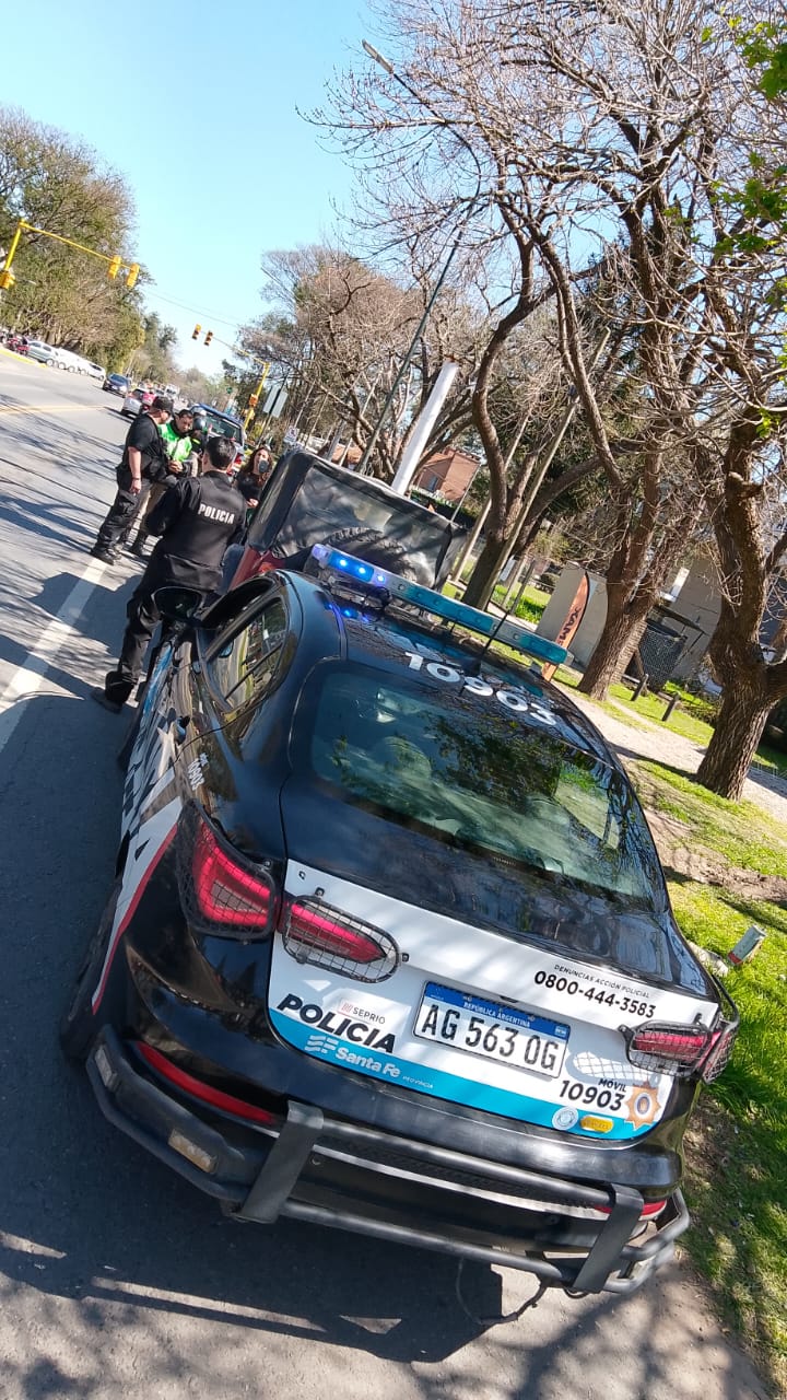 Choque en Autopista Rosario–Córdoba/Circunvalación. Un Jeep rojo huyó y fue detenido en Funes (Galindo y Ruta 9) por Control Urbano con apoyo policial. Sin heridos graves; investigan responsabilidades.