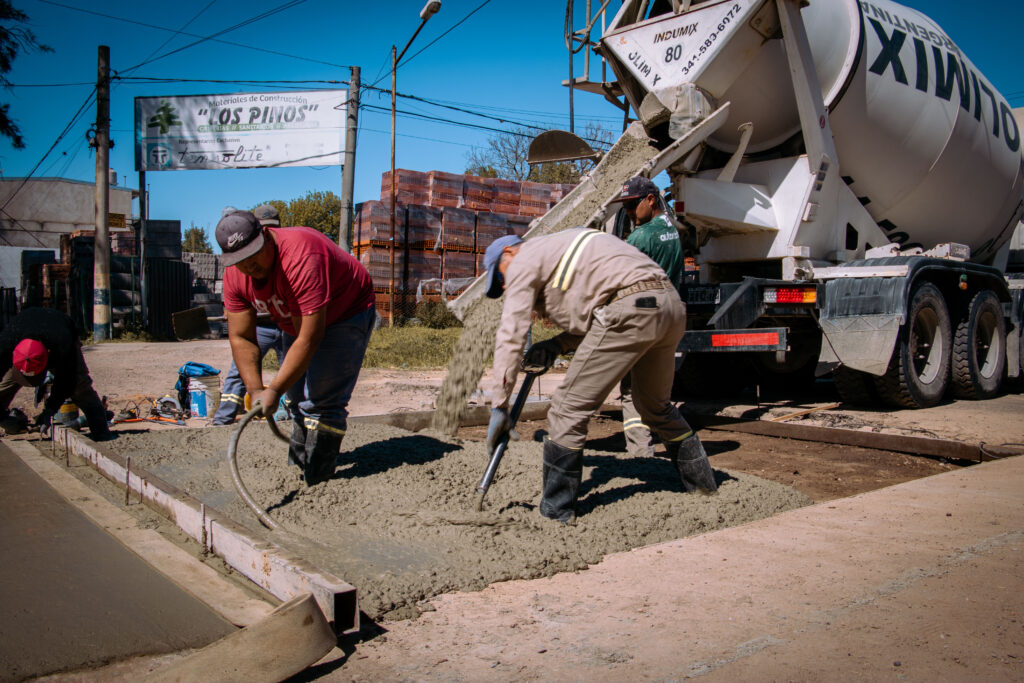 Mejoras viales Granadero Baigorria: bacheo y renovación de desagües en Av. San Martín, Calle 5 y Antártida Argentina, con fondos propios y plan de obras 2025.