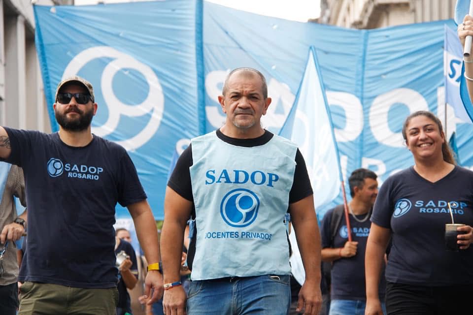 Martín Lucero de SADOP Rosario reclama paritarias Santa Fe en acto