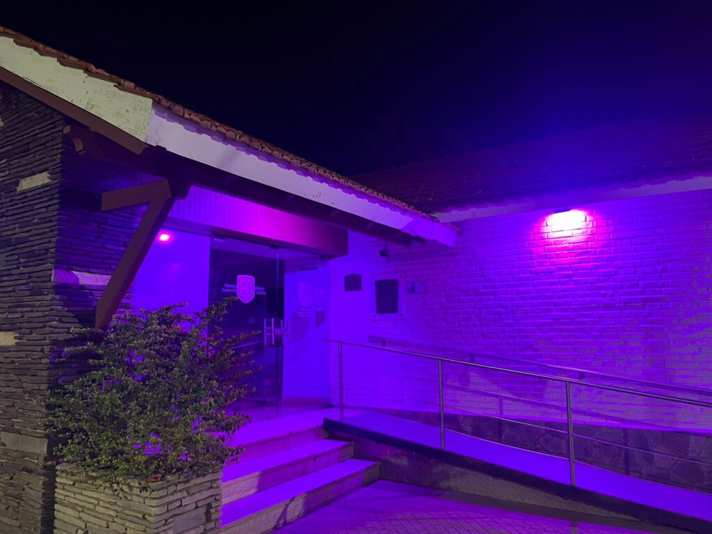 Edificios públicos de Roldán iluminados de rosa durante Octubre Rosa