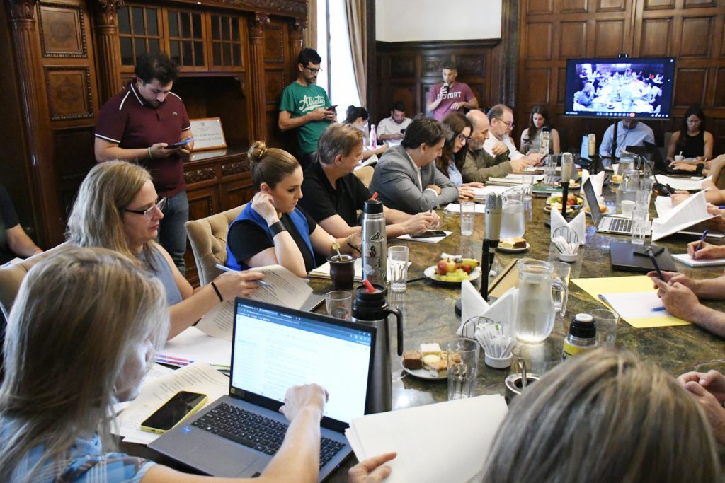 Reunión de concejales en el Concejo Municipal durante el debate por la Autonomía Municipal Rosario.