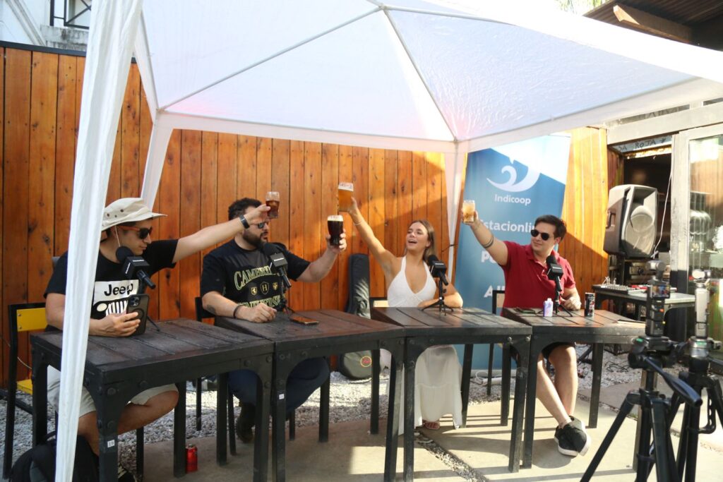Parte del equipo de Estacionline festejando los 100 seguidores en Instagram