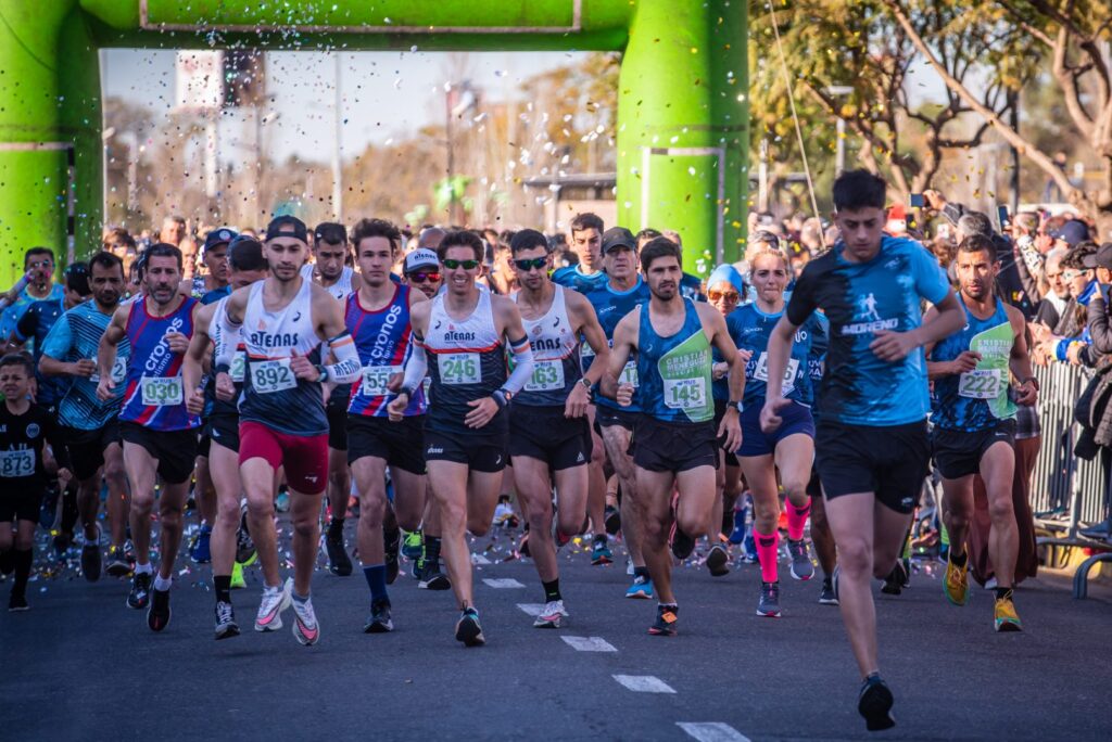 Maratón Aniversario de Funes: corredores en la largada de una edición anterior