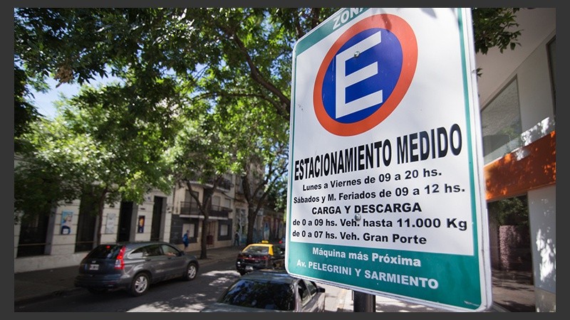 Rosario busca sumar códigos QR a la cartelería del estacionamiento medido para agilizar los pagos Cartelería del estacionamiento medido en Rosario, sistema al que un proyecto propone sumar códigos QR