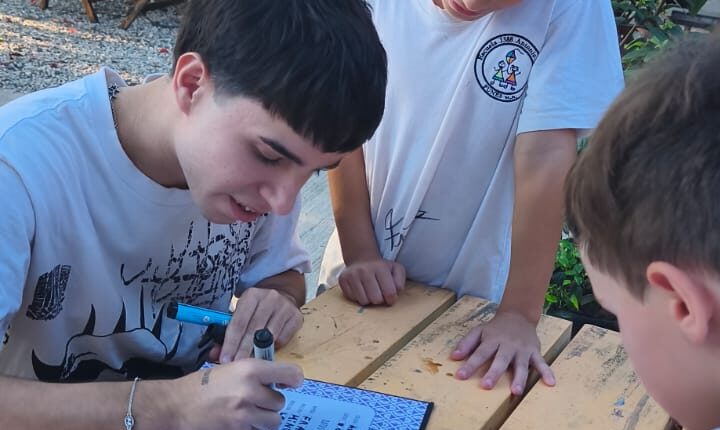 Fazer, el jugador de Fortnite de Funes, compartió una jornada con chicos en el Don Bosco WhatsApp Image 2026-03-17 at 08.21.28