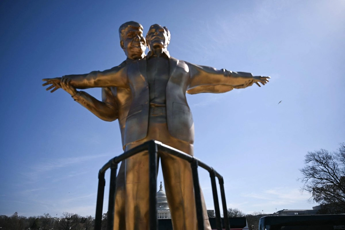 recrea-ong-escena-iconica-de-titanic-con-estatua-de-trump-y-jeffrey-epstein_6ff9b0d6-c7e6-4989-ae5c-516853255e02_medialjnimgndimage=fullsize