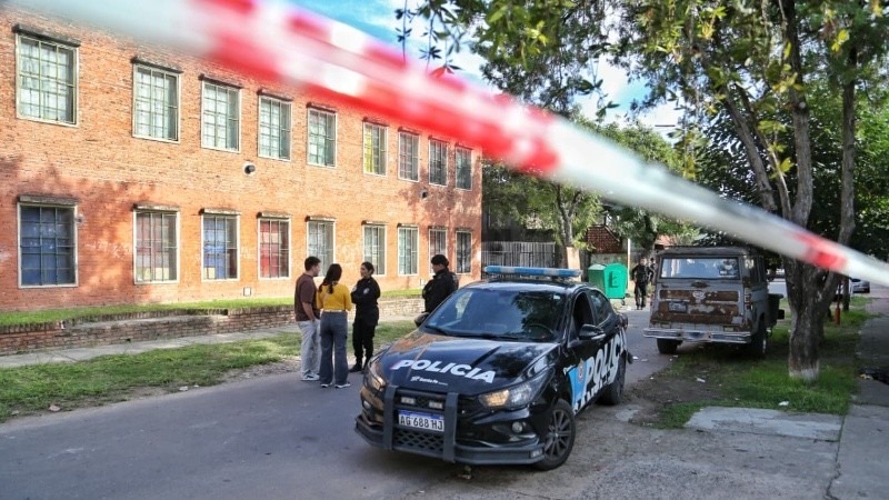Granada escuela Rosario: operativo en el Complejo Educativo Alberdi
