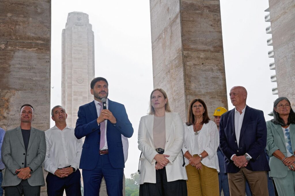 Restauración del Monumento a la Bandera en Rosario con mármol travertino de San Juan