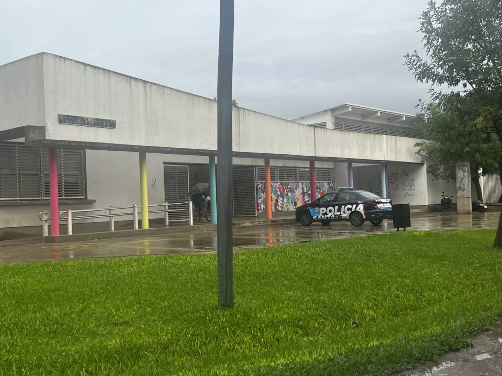 Amenaza escuela Funes 1061 patrullero Policía protocolo