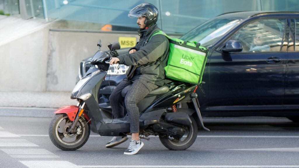 censo repartidores Rosario en moto realizando entregas por la ciudad