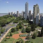 Clima en Rosario: cómo estará el tiempo este miércoles 29 de abril Clima en Rosario: vista aérea del Parque España y la costanera frente al Paraná