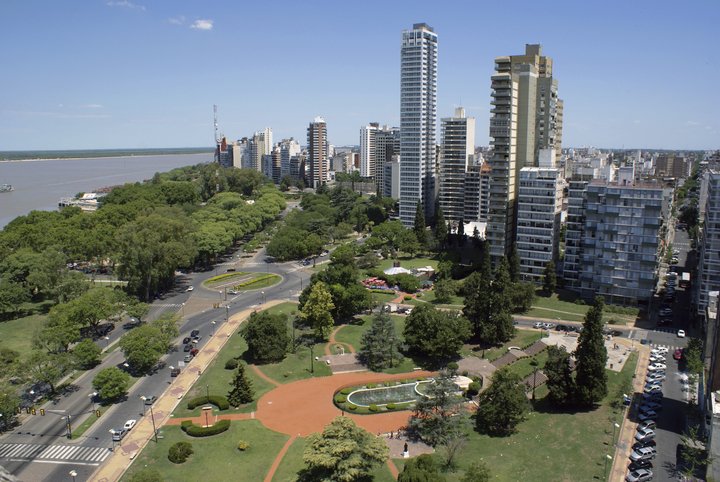 Clima en Rosario: vista aérea del Parque España y la costanera frente al Paraná