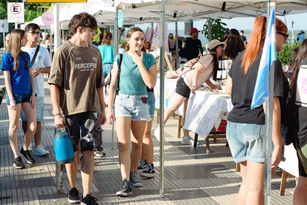 Paseo del Río San Lorenzo feria autor costanera Paraná