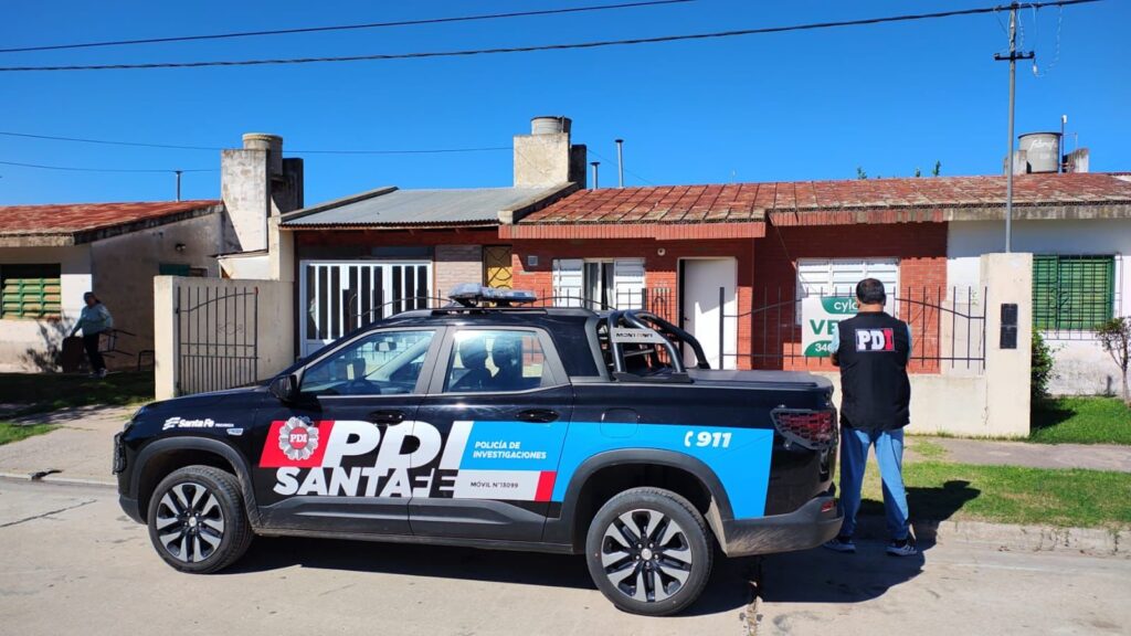 Amenazas en escuelas: móvil de la PDI Santa Fe durante un allanamiento en Casilda