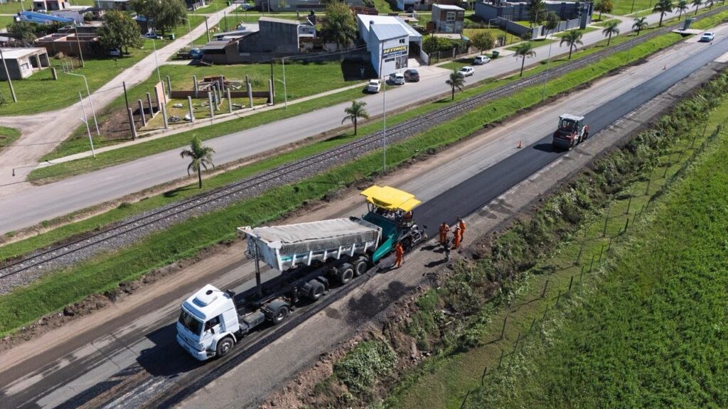 Maquinaria trabajando en la repavimentación RN 11 en Timbúes con tránsito reducido