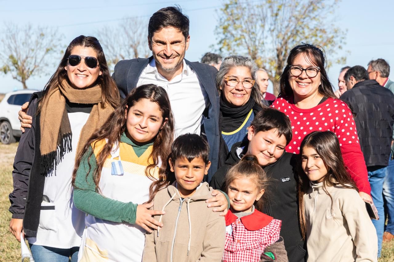 Pullaro obras interior Santa Fe: gobernador con familias y niños en San Cristóbal