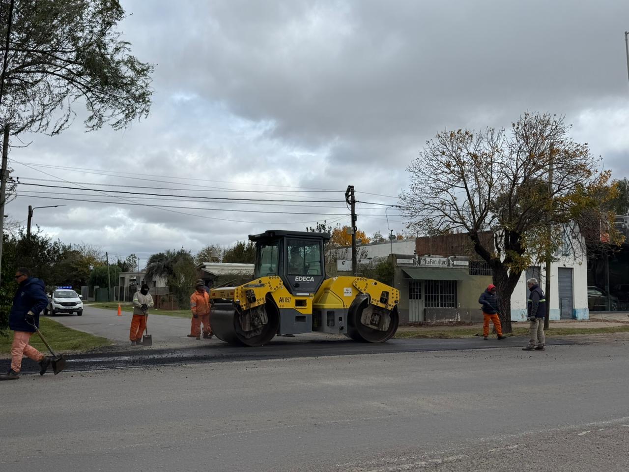 Pavimentación en Roldán: aplanadora EDECA finaliza un acceso a la Ruta 9