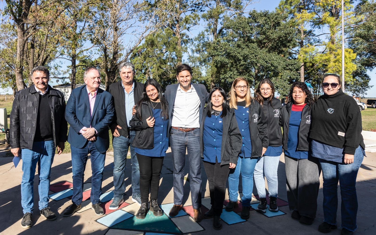 Pullaro obras interior Santa Fe: foto grupal con autoridades en plaza de Colonia La Clara