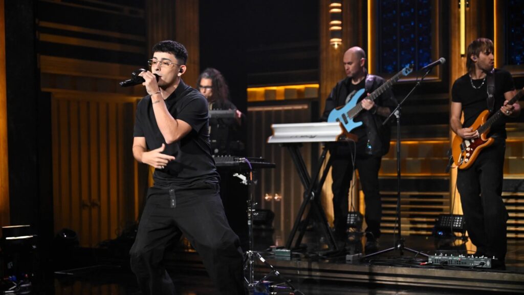 Trueno en Jimmy Fallon cantando con micrófono y banda en vivo