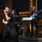 Trueno en Jimmy Fallon cantando con micrófono y banda en vivo