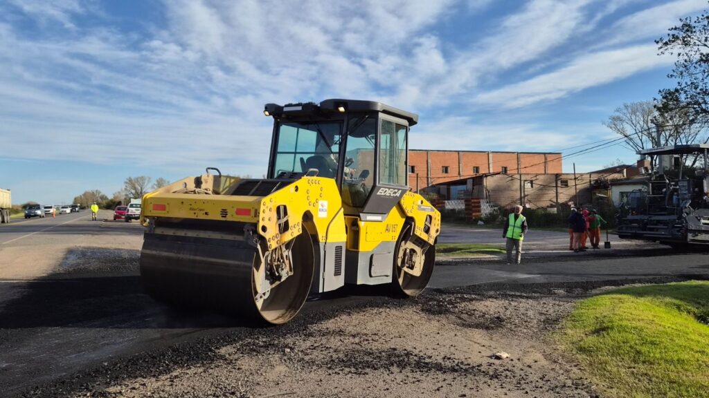 Pavimentación en Roldán con aplanadora EDECA sobre calle Río Salado