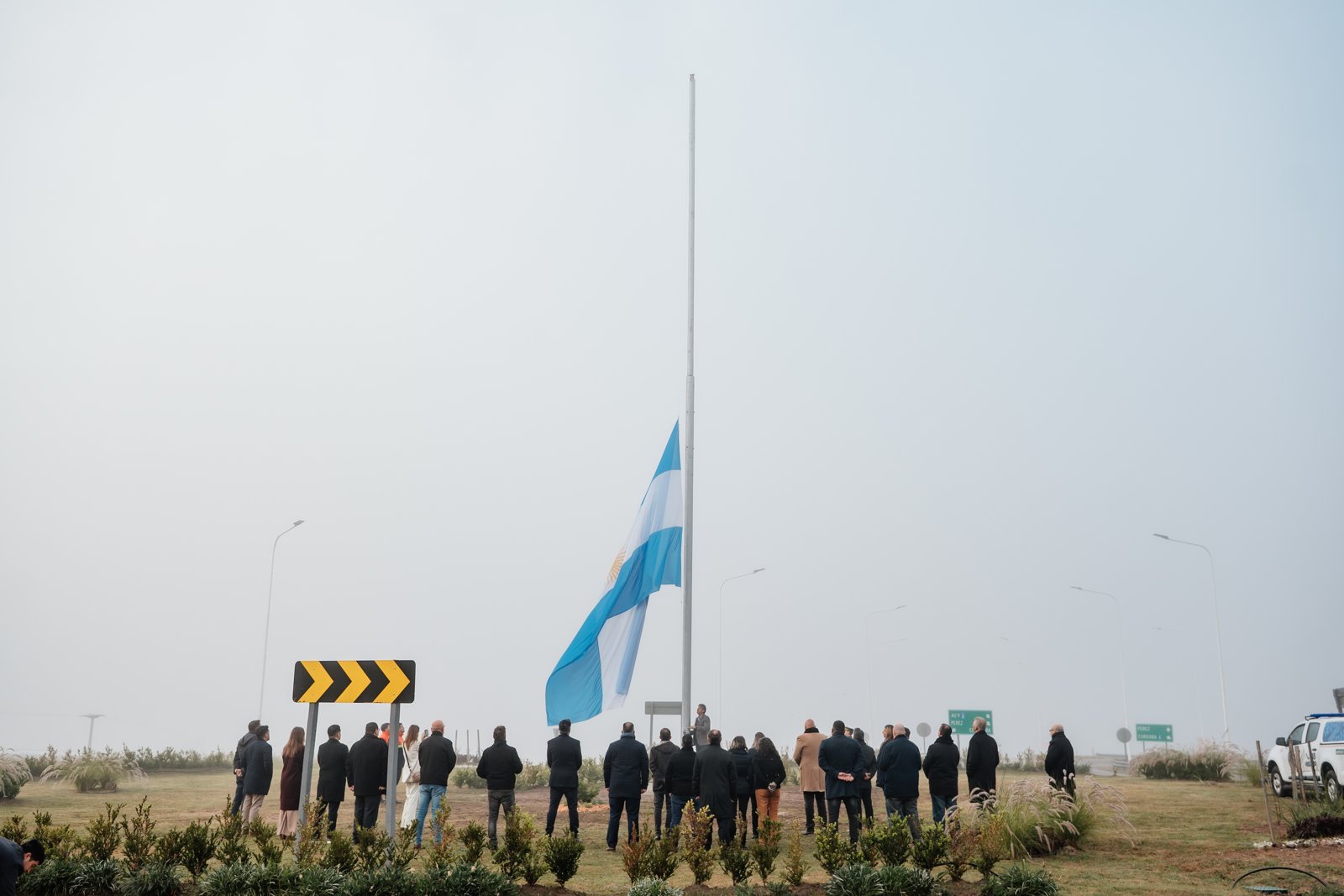 25 de Mayo en Funes: acto de izamiento de bandera con autoridades y vecinos