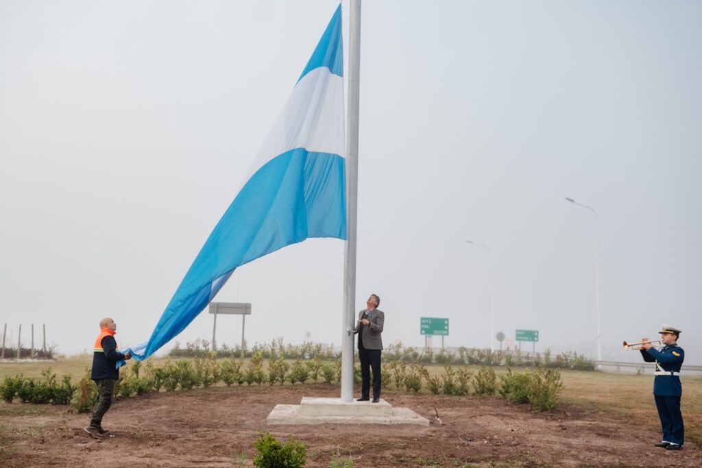 25 de Mayo en Funes: el intendente Roly Santacroce iza la bandera en la rotonda de avenida Galindo