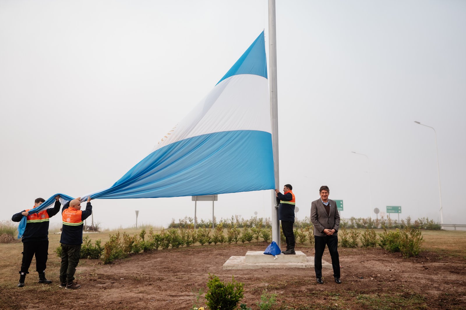25 de Mayo en Funes: izamiento de bandera en la rotonda de avenida Galindo y la Autopista Rosario-Santa Fe