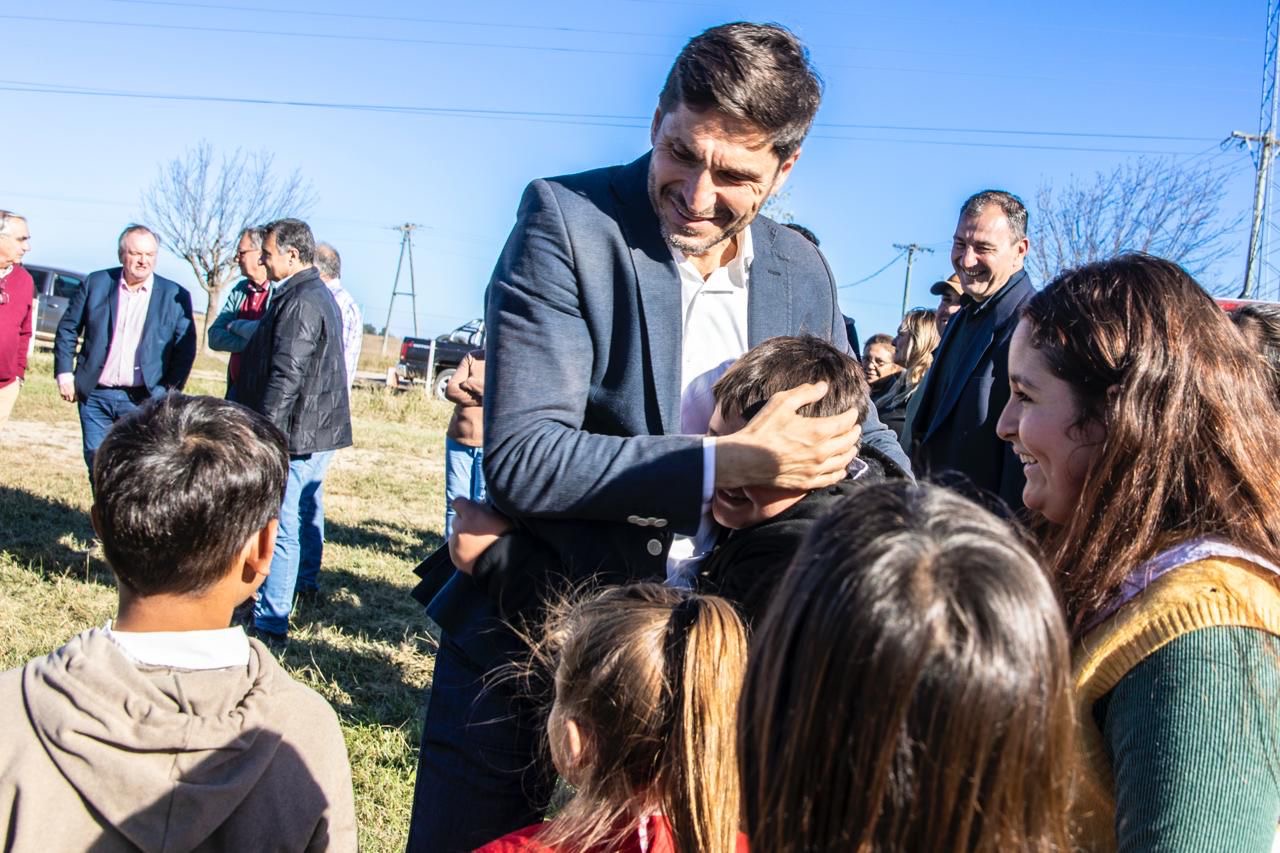 Pullaro obras interior Santa Fe: gobernador abraza a un niño en Aguará Grande