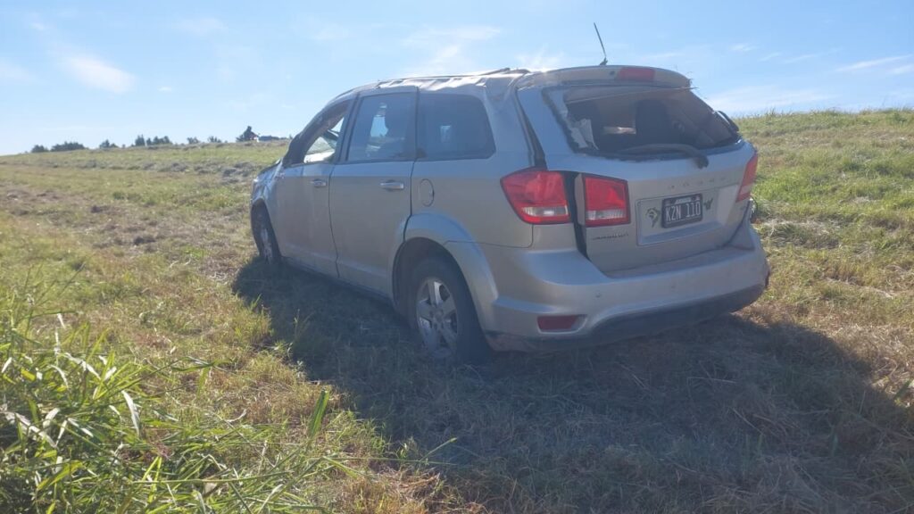 Vuelco en autopista Rosario - operativo de Protección Civil tras vuelco de camioneta a la altura de Kentucky
