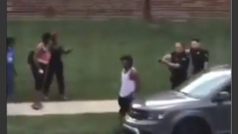 Video sensible: brutal agresión policial a un hombre negro en Estados Unidos