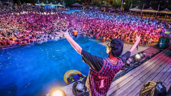 Impactantes imágenes de miles de personas hacinadas en una piscina en Wuhan