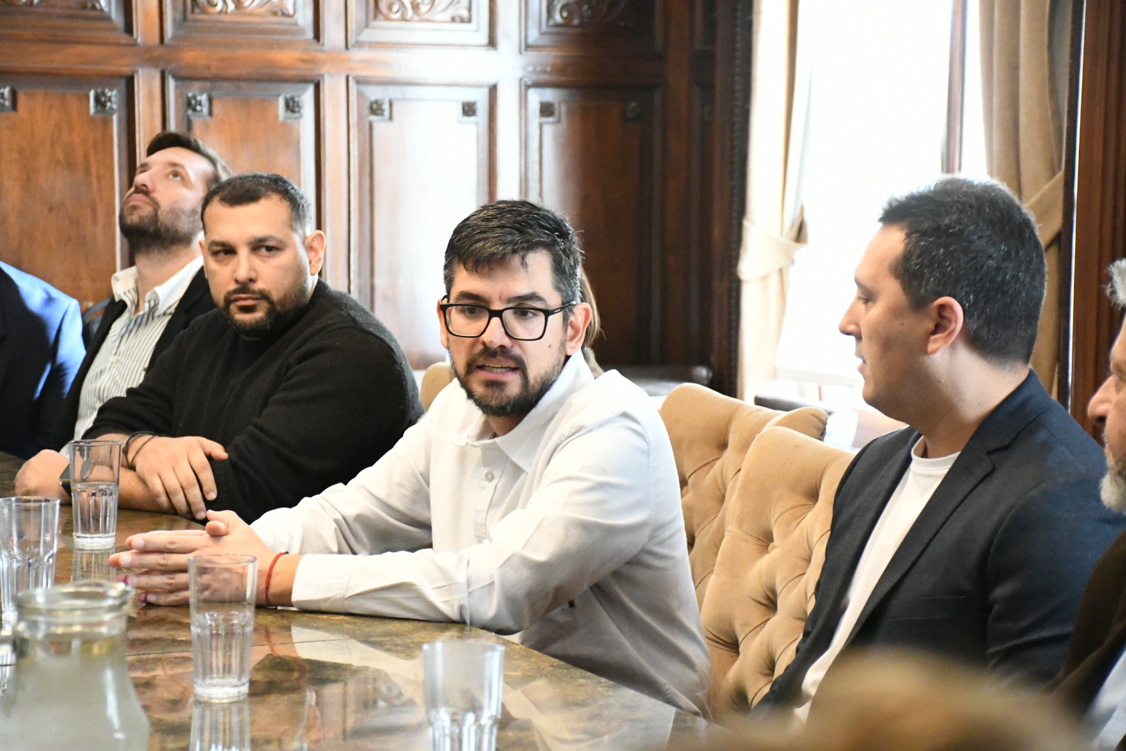 El concejal Fabrizio Fiatti, con camisa blanca y anteojos, durante la entrega del diploma de Interés Municipal al Foro de la Construcción Rosario