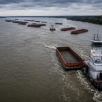 Desregulación de la hidrovía: convoy paraguayo navegando el Paraná frente a Rosario, escenario del choque que motivó la alerta de los conductores navales