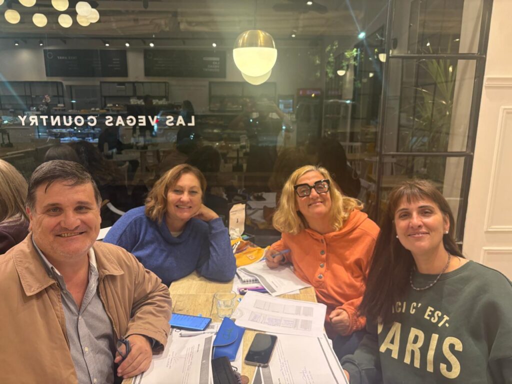 Equipo del socialismo de Funes con María Carolina Travaini en una reunión de armado de la lista Socialismo en acción