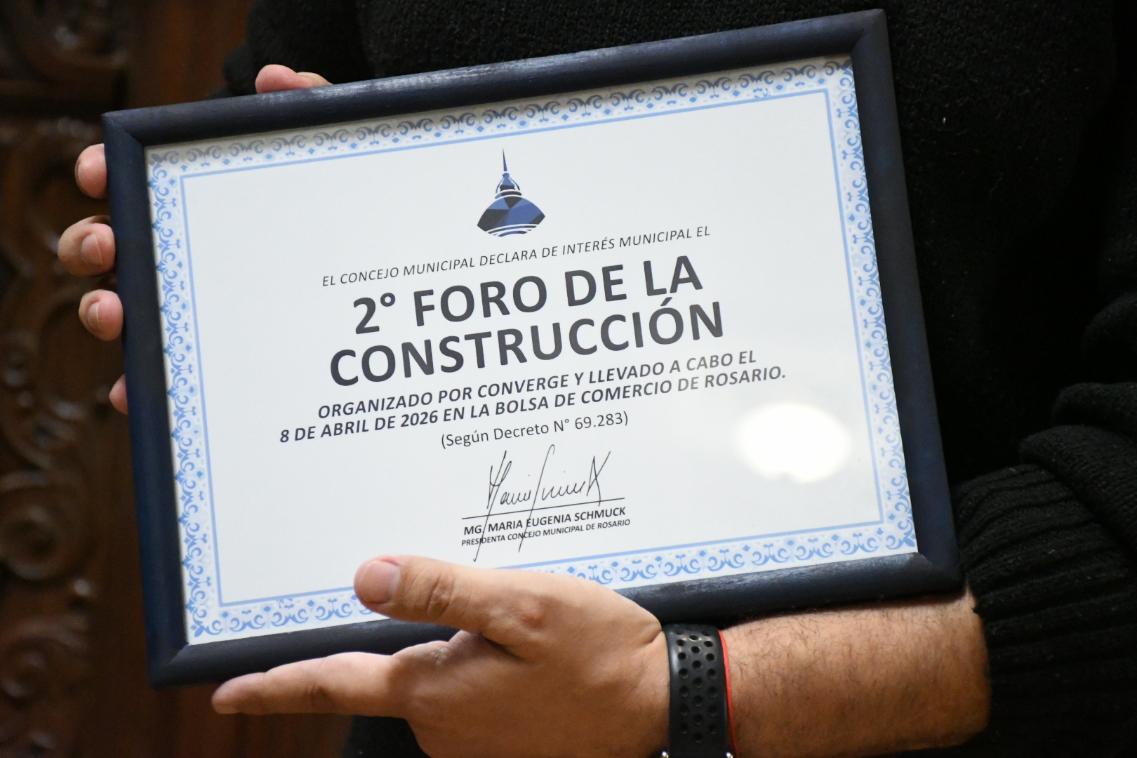Diploma del Decreto N° 69.283 firmado por María Eugenia Schmuck que declara de Interés Municipal el Foro de la Construcción Rosario