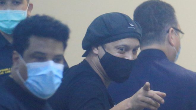 Liberan a Ronaldinho tras pasar más de 5 meses detenido en Paraguay por falsificación de documentos