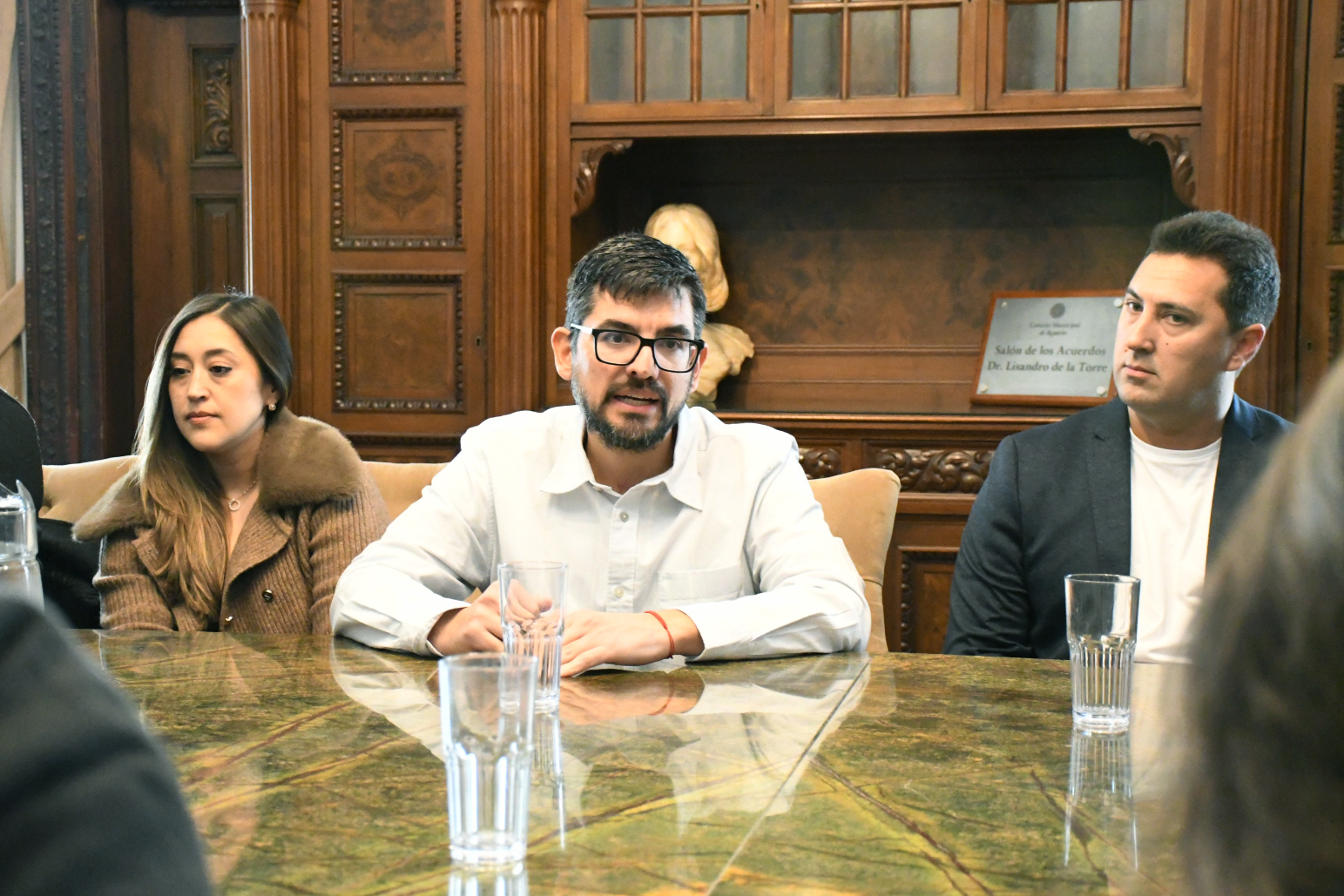 El concejal Fabrizio Fiatti habla ante los asistentes durante la entrega del diploma de Interés Municipal al Foro de la Construcción Rosario