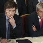 El superávit fiscal de Milei enfrenta nuevas presiones por gasto, deuda y recaudación Milei y Caputo superávit fiscal