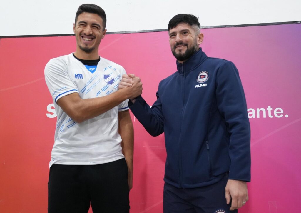 Clásico Argentino Central Córdoba: saludo entre jugador y dirigente antes del partido en el Olaeta