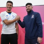 Clásico Argentino Central Córdoba: saludo entre jugador y dirigente antes del partido en el Olaeta