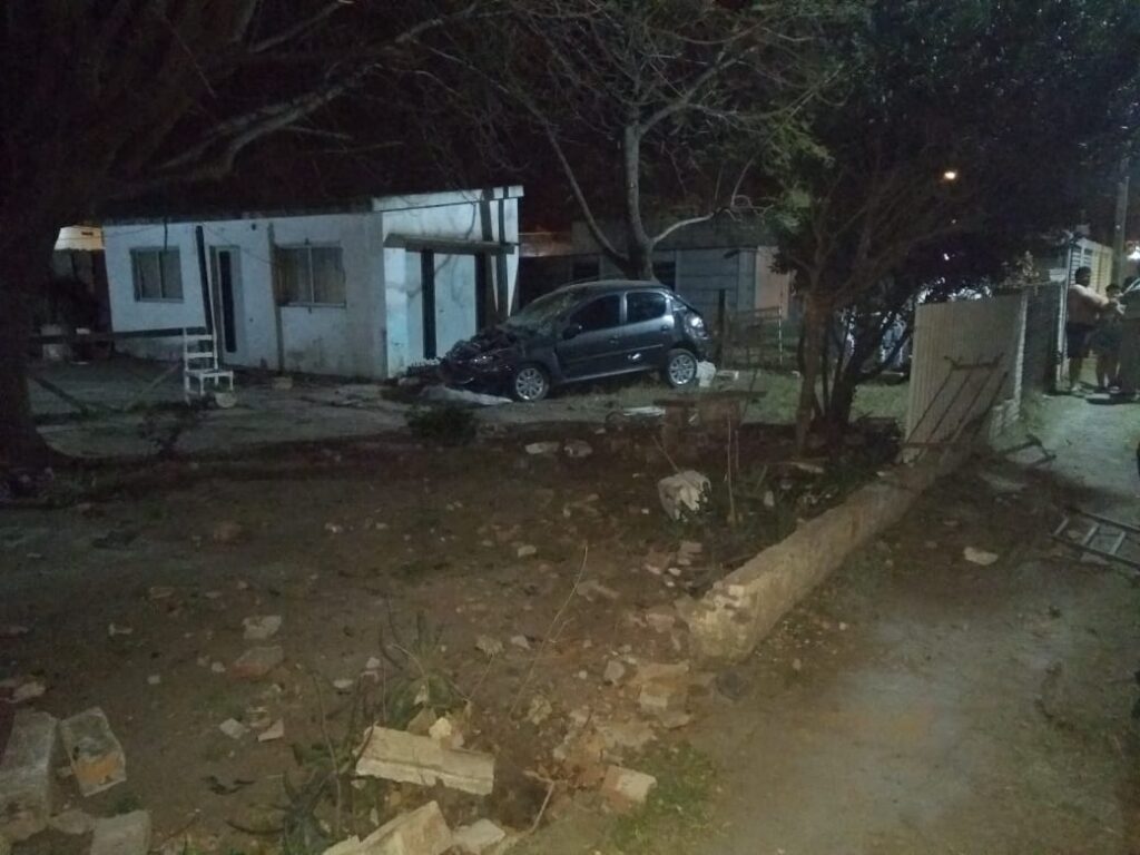 Chocó contra un tapial, tenía pedido de captura y revisando su auto encontraron casi 100.000 pesos