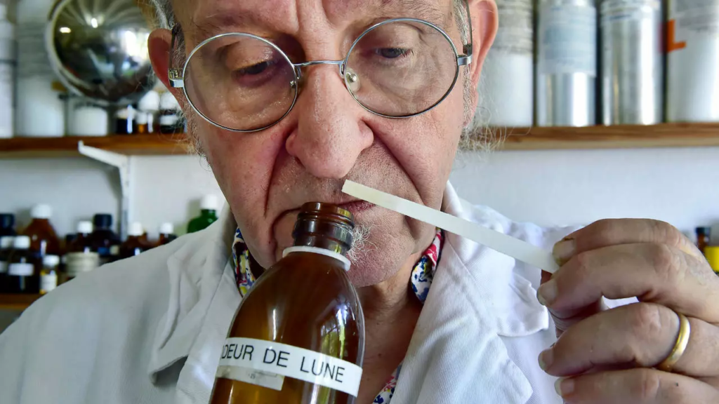 ¿Fabricar el olor de la Luna? La alocada apuesta de un "escultor de aromas" francés