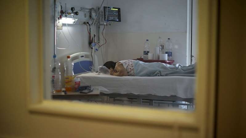 Muerte en soledad: exigen un protocolo para visitar pacientes graves de coronavirus