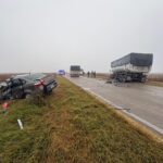Murió un hombre en un choque entre un auto y un camión en Camino de la Cremería Accidente en Camino de la Cremeria y Ruta AO12: Fiat Siena destrozado en la banquina con niebla densa
