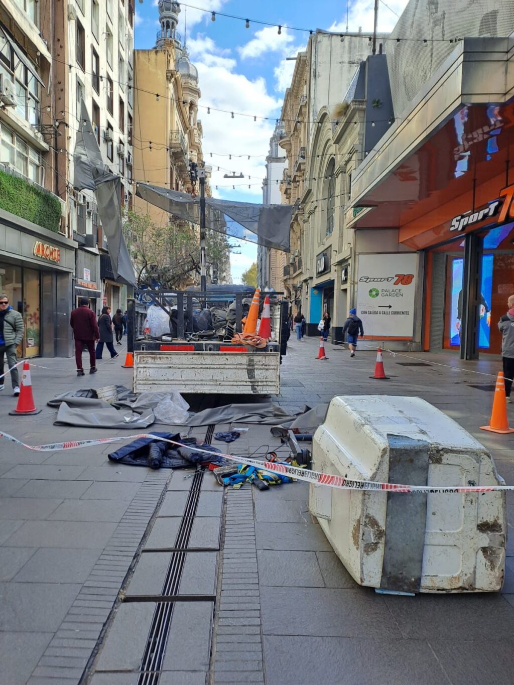 Vallado policial en la peatonal de Rosario tras un accidente laboral